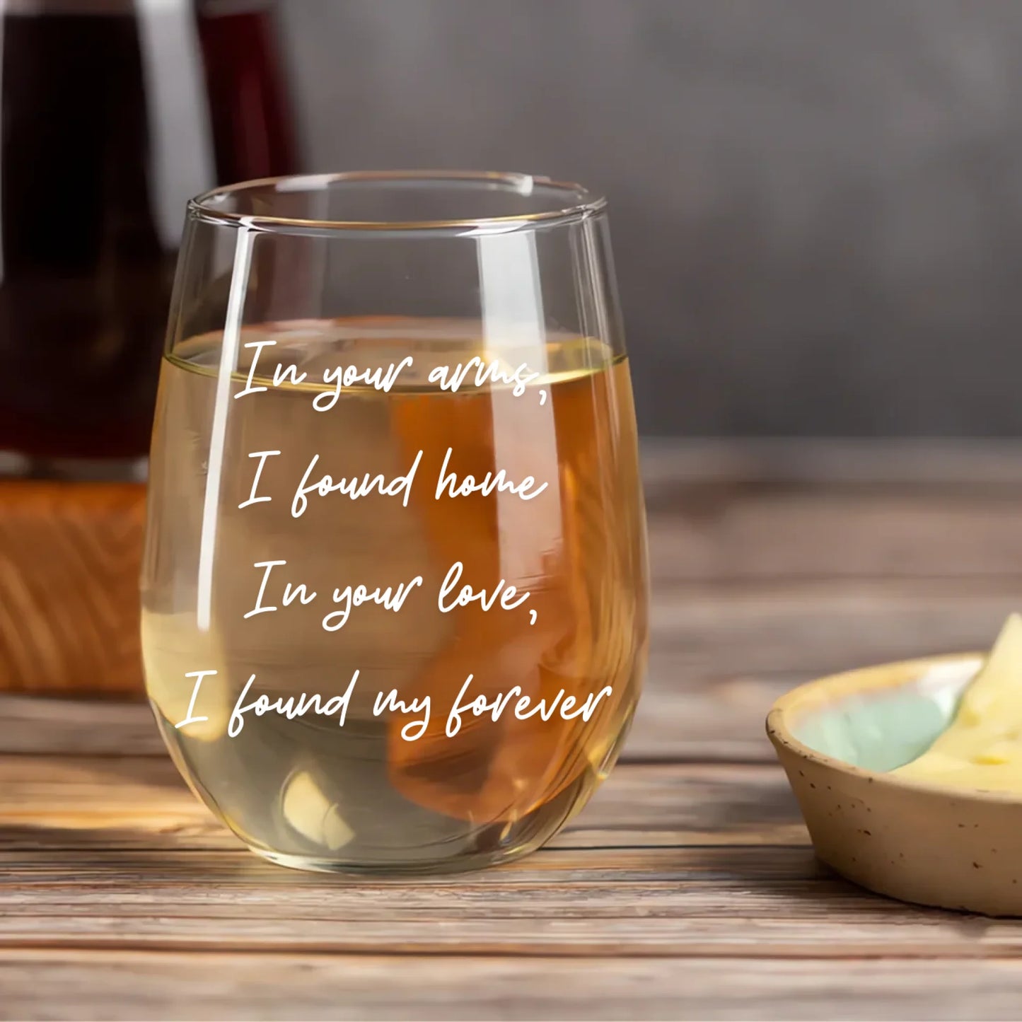 Back of personalised wine glass showing single mother and kids