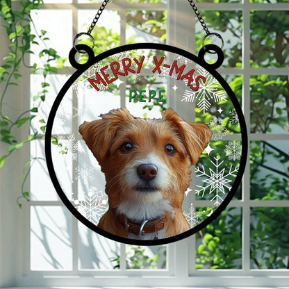 A round glass suncatcher featuring a photo of a brown and white dog named Pepe, framed with delicate white snowflakes and the festive text “Merry X-Mas.” This personalised Christmas keepsake is ideal for dog lovers looking to add a warm, custom touch to their holiday decorations.