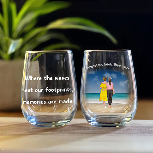 Personalised LGBTQ+ wine glass featuring two mums with their child and dog on a beach, with the phrase “Where Love Meets The Horizon.” A touching gift for dog-loving rainbow families and same-sex couples.